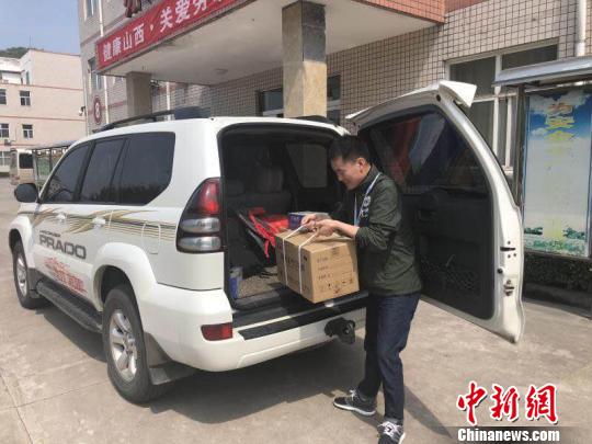 图为“职业健康三晋行”采访团成员搬运藿香正气口服液。 李庭耀 摄 图为“职业健康三晋行”采访团成员搬运藿香正气口服液。 李庭耀 摄