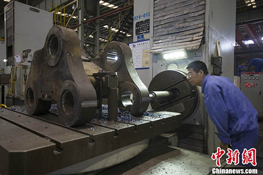 图为山西太重工人正在生产机械配件。(资料图片) 中新社记者 张云 摄 图为山西太重工人正在生产机械配件。(资料图片) 中新社记者 张云 摄