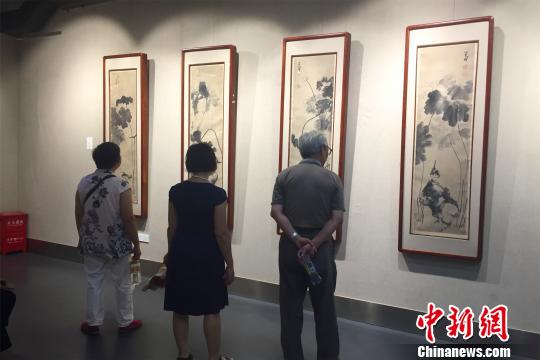 图为6月29日,艺术爱好者在观展。 吴鹏泉 摄 图为6月29日,艺术爱好者在观展。 吴鹏泉 摄