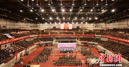 资料图:山东大学2018届本科生毕业典礼6月22日在济南举行。 郝学娟 摄 资料图:山东大学2018届本科生毕业典礼6月22日在济南举行。 郝学娟 摄