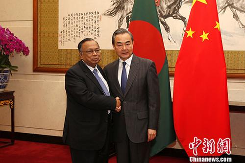 6月29日,中国国务委员兼外交部长王毅(右)在北京与孟加拉国外长阿里举行会谈。中新社记者 李慧思 摄 6月29日,中国国务委员兼外交部长王毅(右)在北京与孟加拉国外长阿里举行会谈。中新社记者 李慧思 摄