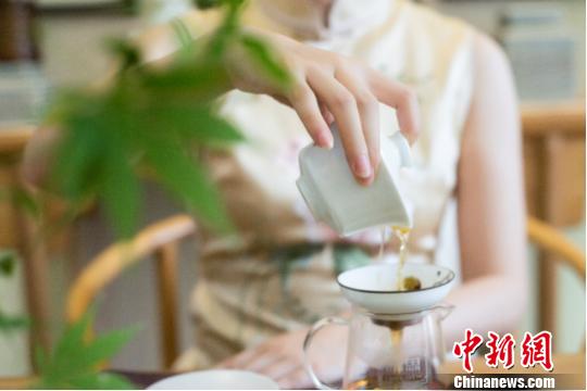 张雨在表演茶艺。 安徽省旅发委供图 摄 张雨在表演茶艺。 安徽省旅发委供图 摄