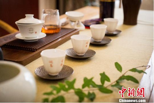 张雨在表演茶艺。 安徽省旅发委供图 摄 张雨在表演茶艺。 安徽省旅发委供图 摄