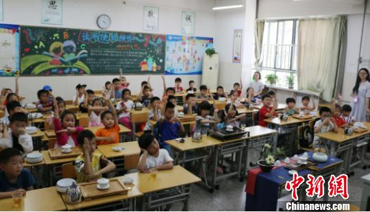 张雨将中国传统的茶文化带进学校。 安徽省旅发委供图 摄 张雨将中国传统的茶文化带进学校。 安徽省旅发委供图 摄