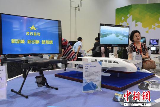 无人机与反无人机展品。 杨毅 摄 无人机与反无人机展品。 杨毅 摄